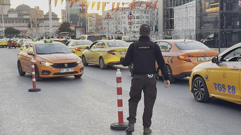 Taksim'de helikopter destekli 'Huzur İstanbul' denetimiİstanbul'da polis ekipleri il genelinde eş zamanlı olarak helikopter destekli 'Huzur İstanbul' denetimi gerçekleştirdi. Taksim'de denetimlerde sürücü ve yolculara Genel Bilgi Taraması (GBT) yapıldı.