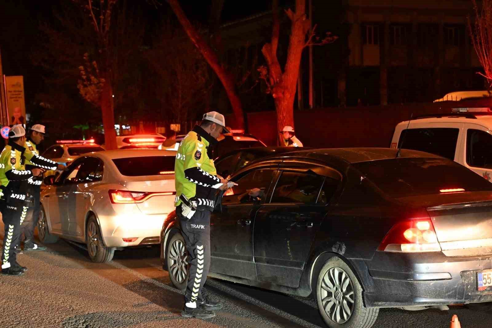 Kars’ta Bayram trafiğinde sıkı denetim: "Bir kural, Bir hayat kurtarır"