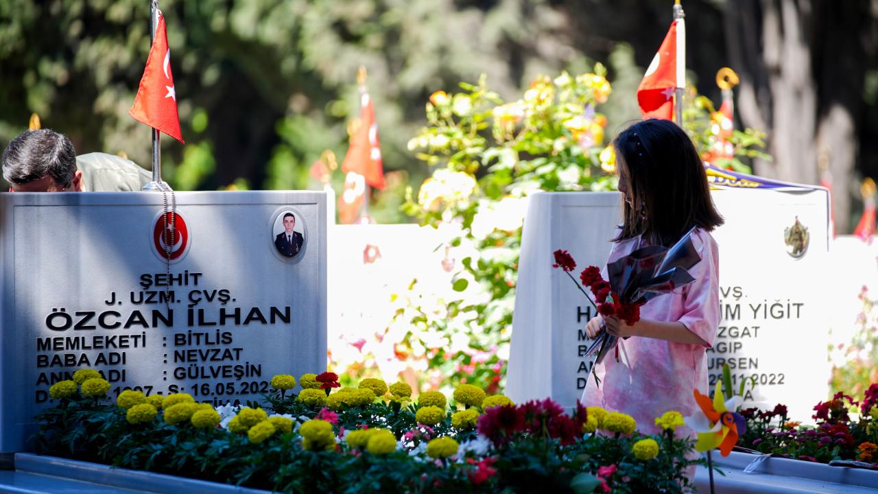 Şehit aileleri bayramın ilk gününde Edirnekapı Şehitliği'ni ziyaret etti