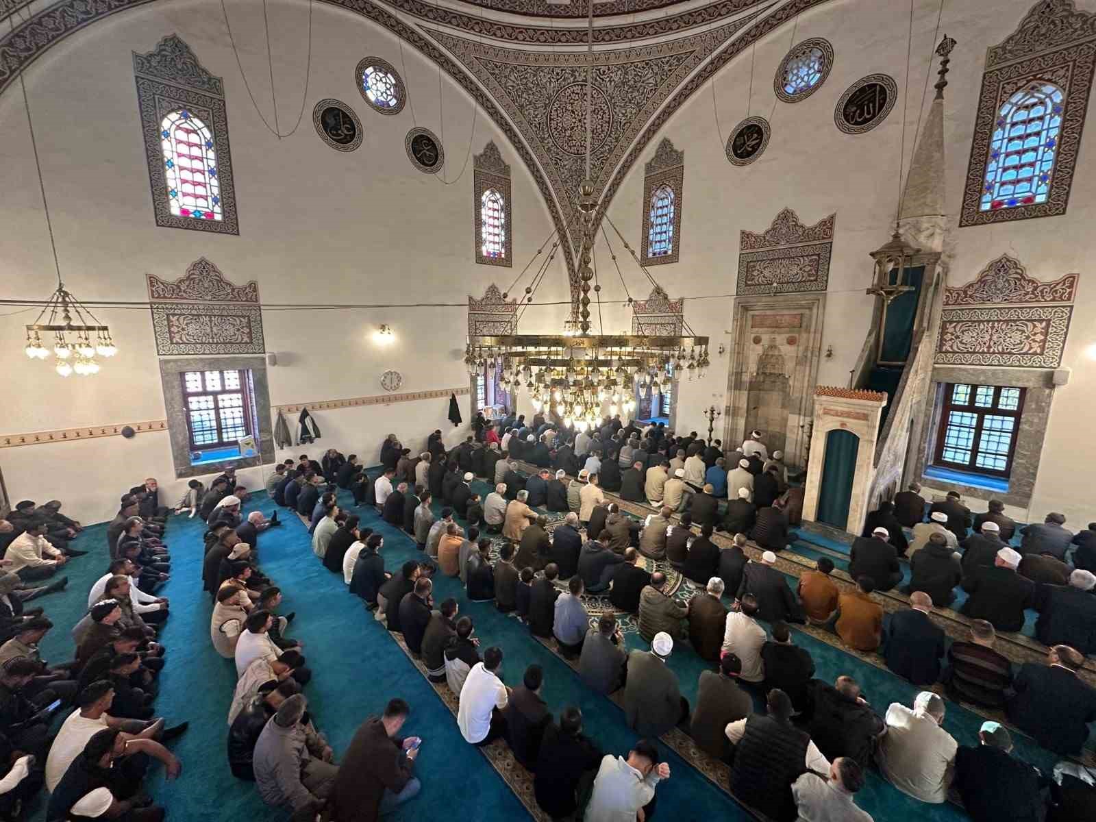 Karapınar’da bayram namazında vatandaşlar camilere akın etti