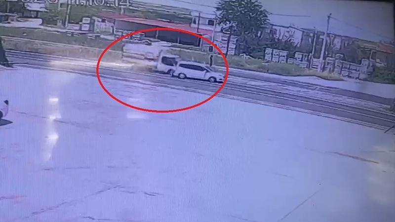 Kurbanlık yüklü kamyonetle hafif ticari aracın çarpıştığı kaza kamerada: 4 yaralıDiyarbakır’da kurbanlık taşıyan kamyonet ile hafif ticari aracın çarpıştığı kazada 4 kişi yaralandı. Kaza, güvenlik kamerasına yansıdı.