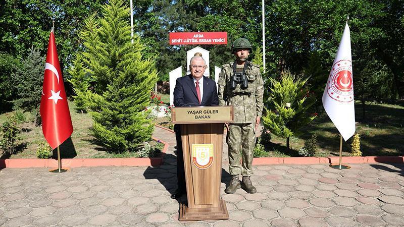 Bakan Güler, Yunanistan sınırında Mehmetçikle bayramlaştıMilli Savunma Bakanı Yaşar Güler, Edirne Selimiye Camisi'nde kıldığı bayram namazı sonrasında Yunanistan sınırında bulunan Arda Hudut Bölüğü'nde Mehmetçikle bayramlaştı.