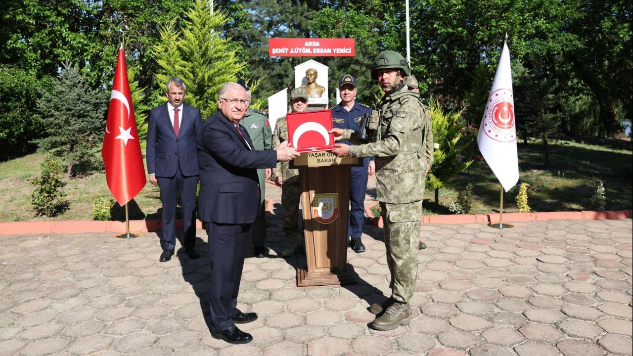 Milli Savunma Bakanı Güler, Mehmetçikle bayramlaştı