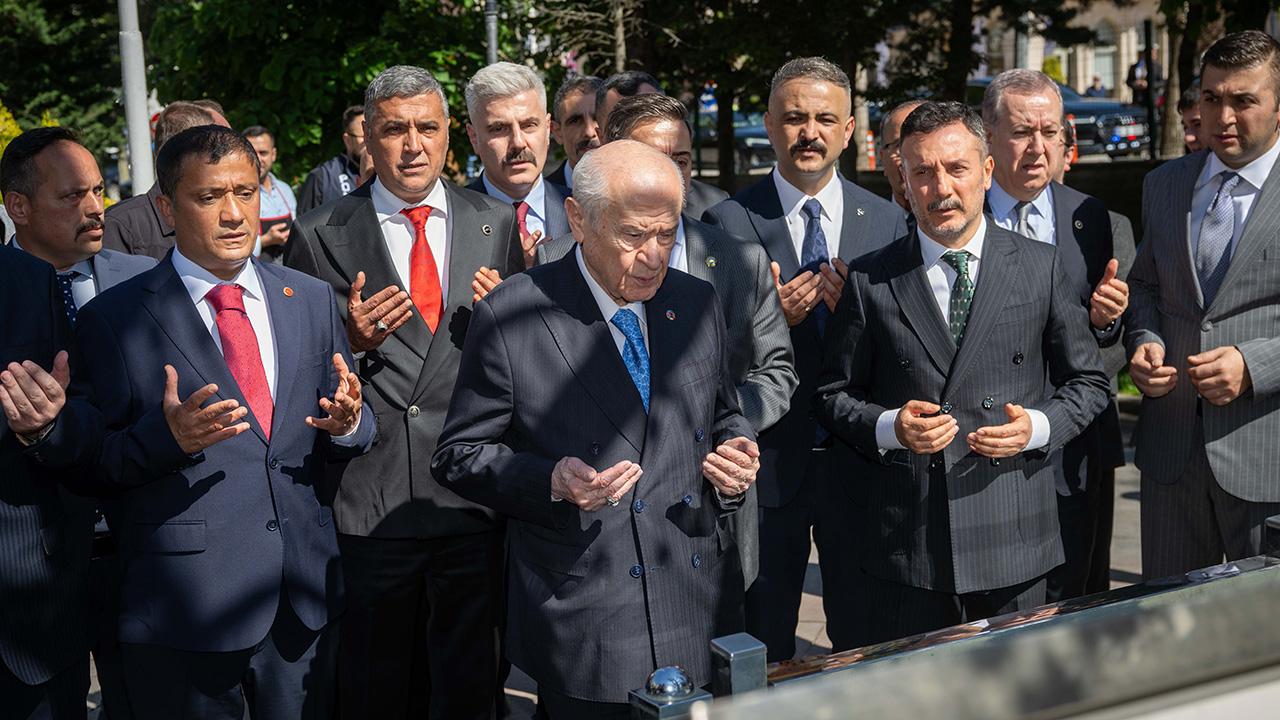 Bahçeli, Ülkücü Şehitler Anıtı'nı ziyaret etti