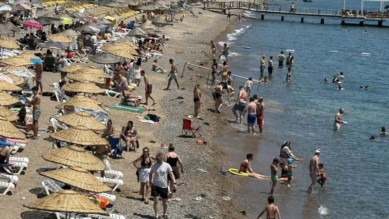Bodrum’da Kurban Bayramı'nın ilk gününde sahillerde yoğunlukMuğla’nın dünyaca ünlü turistik ilçesi Bodrum’da Kurban Bayramı'nın ilk gününde sahillerde yoğunluk yaşanıyor. Vatandaşlar sıcak ve güneşli havada denize girerek keyifli vakit geçiriyor.