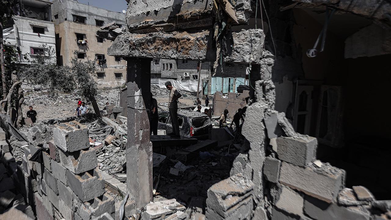 Katil İsrail Gazze'de bir binayı vurdu: 4 ölü, 15 yaralı