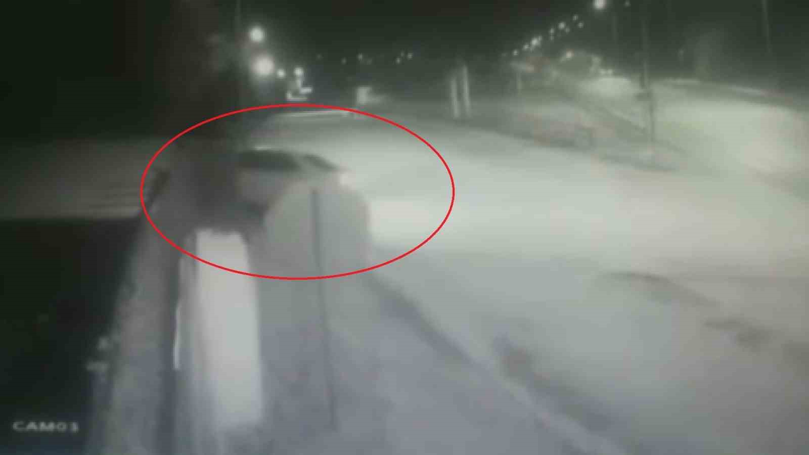 Otomobil bahçe duvarına çarptı: O anlar kamerada