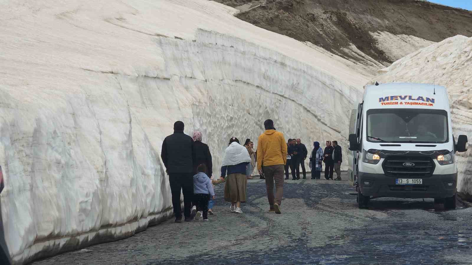 Nemrut’taki 10 metrelik kar tünellerine yoğun ilgi