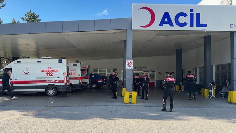 Erzurum’da iki aile arasında arazi kavgası: 7 yaralıErzurum’da iki aile arasında arazi satışından kaynaklı yaşanan husumet silahlı kavgaya dönüştü. Olayda 7 kişi yaralandı.