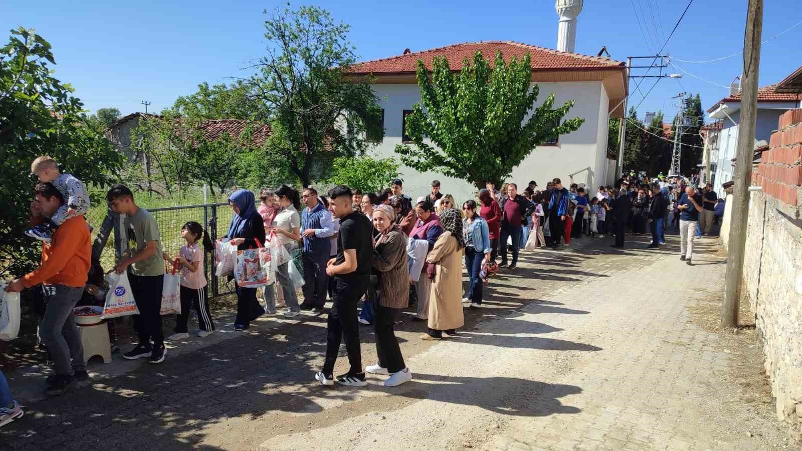 Asırlık ‘Çörek Derme’ geleneğinde yiyecekler paylaşıldı