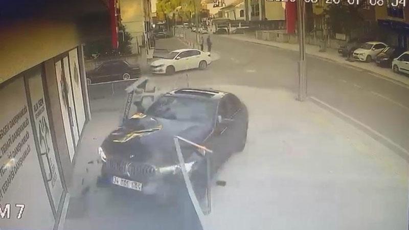 Otomobil iş yerine girdi; kaza anı kameradaKocaeli’nin İzmit ilçesinde kontrolden çıkan otomobilin iş yerine girdiği kaza güvenlik kamerasına yansıdı.