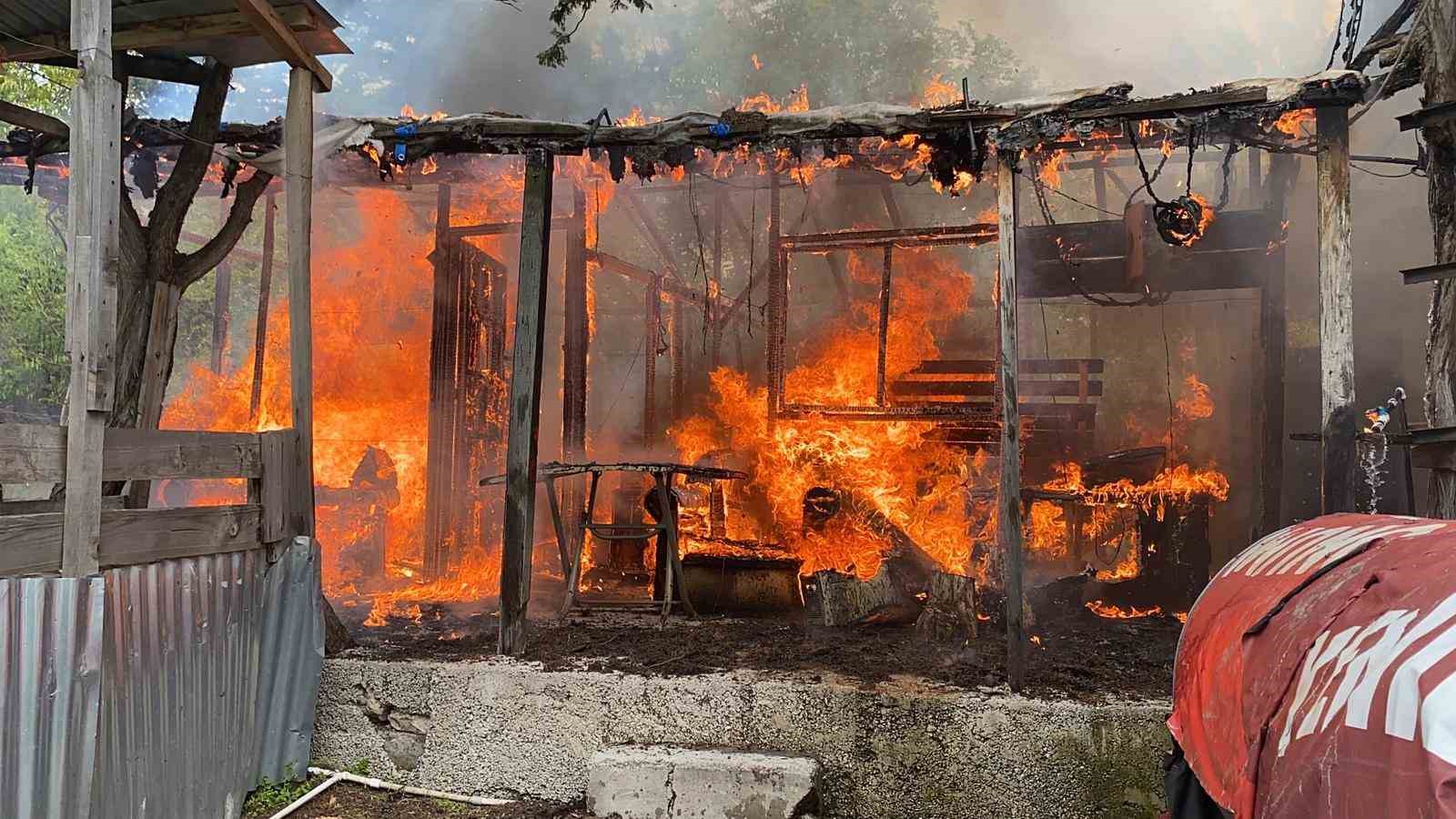 Baraka ev yangında küle döndü