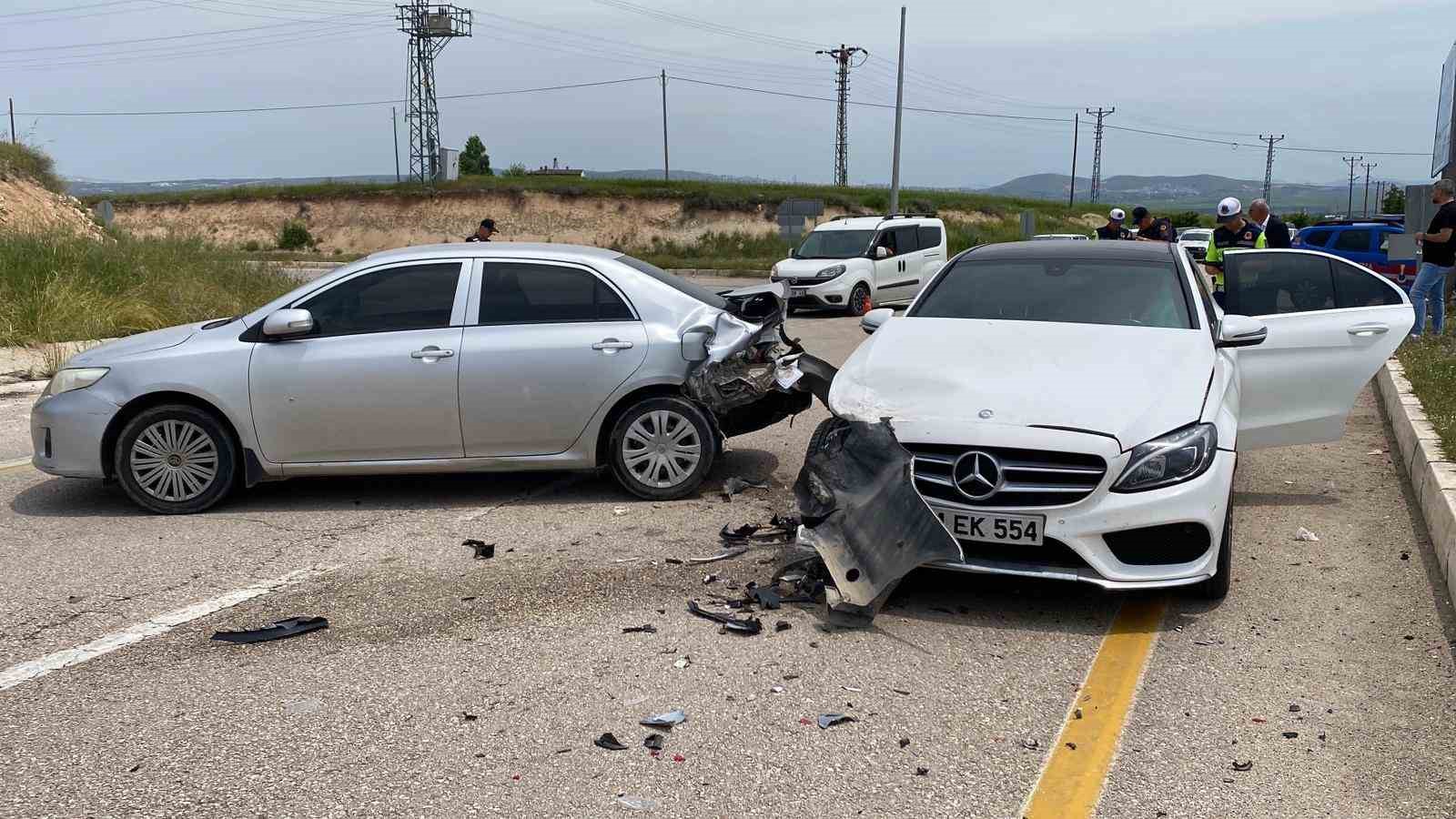 Elazığ’da otomobiller çarpıştı: 1’i hamile 4 yaralı