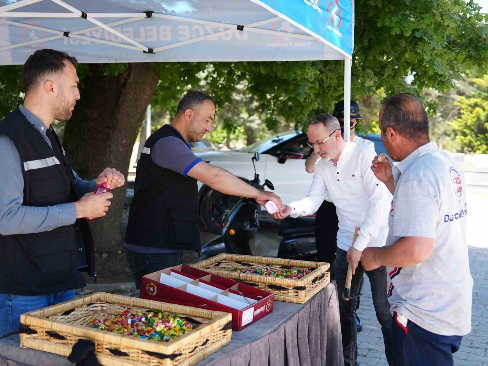 Düzce’deki mezarlıklarda bayram dayanışması