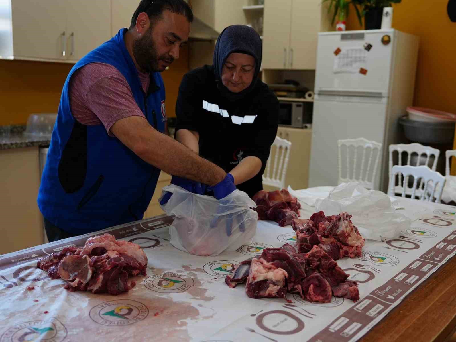 Düzce’de bağışlanan kurban payları ihtiyaç sahiplerine ulaştırılıyor