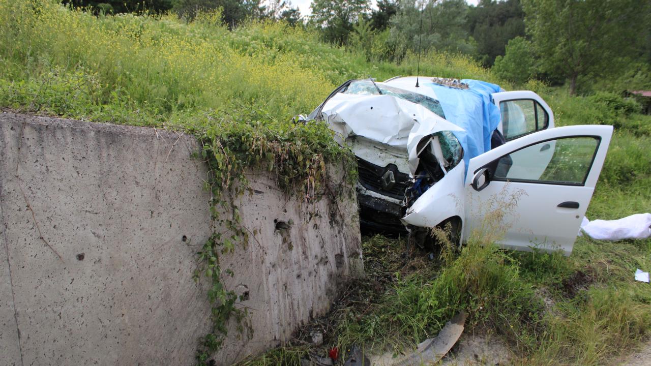 Kastamonu'da istinat duvarına çarpan otomobildeki 3 kişi öldü