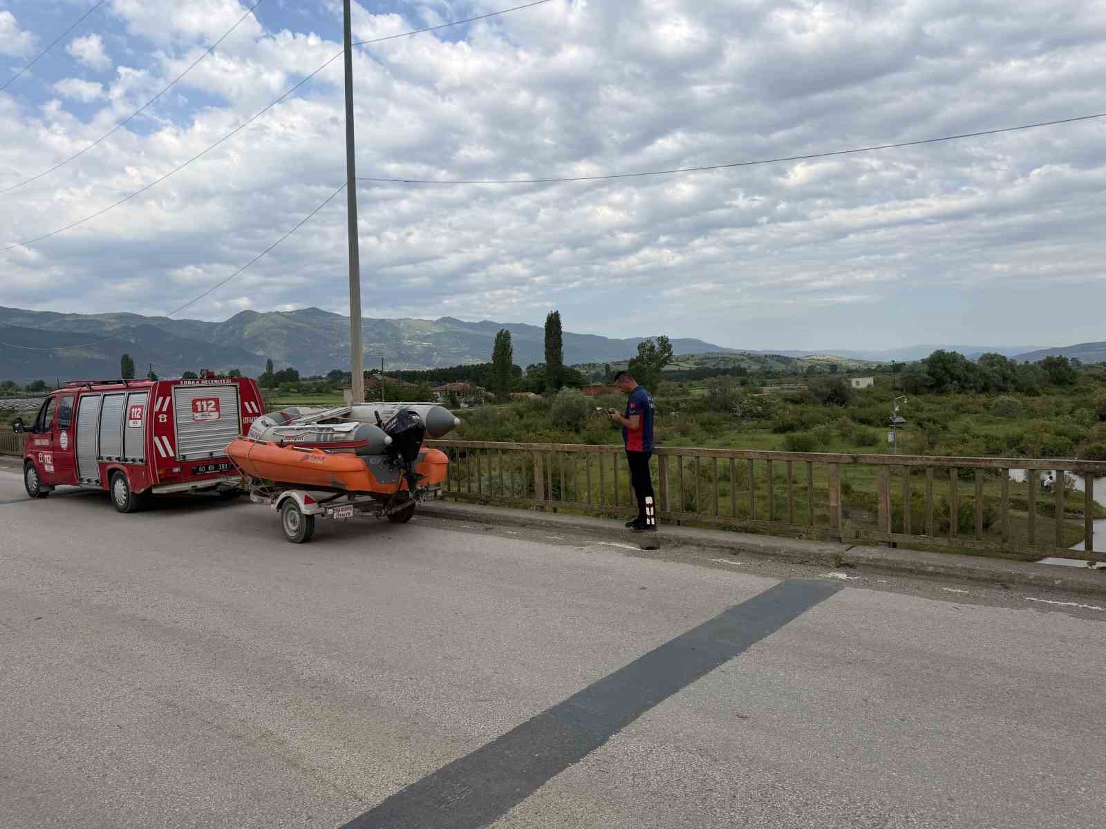 Tokat’ta ırmağa giren 2 genç akıntıya kapılarak kayboldu
