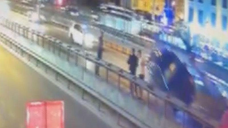 Avcılar'da arıza nedeniyle duran araca alkollü sürücünün kullandığı otomobil çarptı; 1'i ağır 4 yaralı