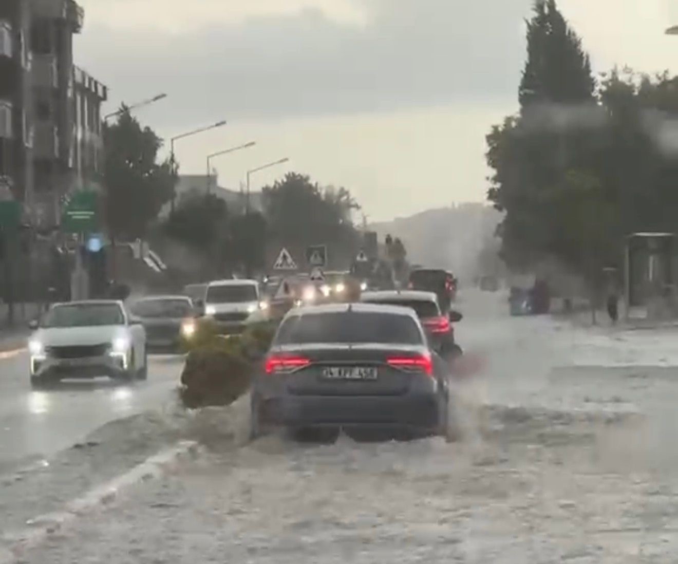 Lüleburgaz’da sağanak yağış hayatı felç etti