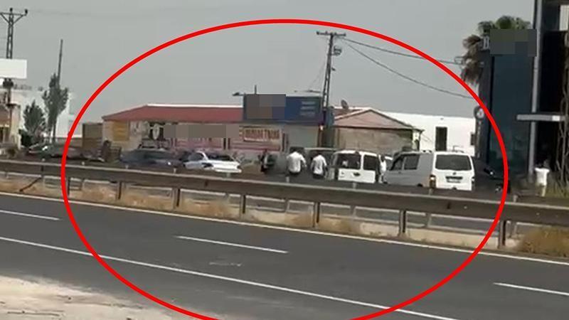 İki aile arasında silahlı, taşlı ve sopalı ‘yol verme’ kavgası: 2 ölü, 7 yaralıMardin’in Kızıltepe ilçesinde iki aile arasında yol verme meselesi nedeniyle çıkan silahlı, taşlı ve sopalı kavgada 2 kişi öldü, 7 kişi yaralandı.