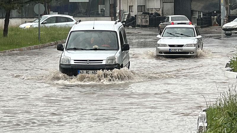 Kütahya’da sağanak yağışKütahya'da etkili olan sağanak yağış yaşamı olumsuz etkiledi. Birçok noktada su birikintileri oluşurken, araçlar ilerlemekte güçlük çekti.