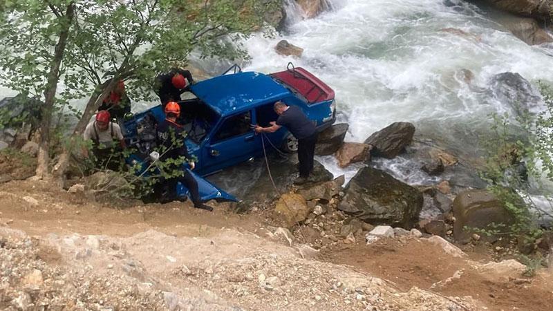 Otomobil dereye düştü; karı-koca öldü, 1 yaralı