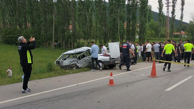 Amasya’da iki otomobil çarpıştı: Dede ve torun öldü, 2 yaralıAmasya'da iki otomobilin çarpıştığı kazada Salih Çoban (76) ile torunu Damla Çoban (17) hayatını kaybetti, 2 kişi de yaralandı.