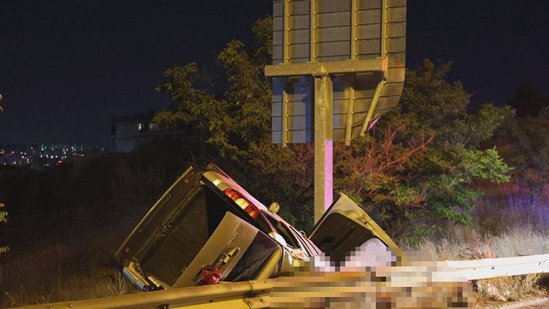 İzmir’de su kanalına girip takla atan hafif ticari araç şarampole devrildi: 2 ölü