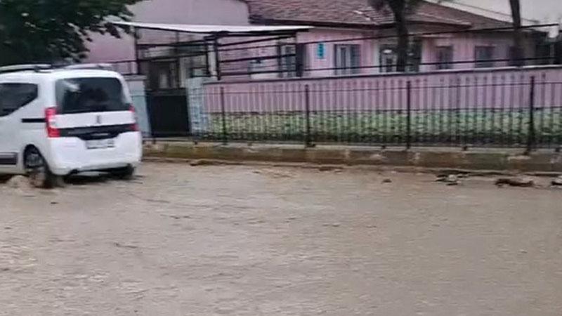 Bursa'da sağanak günlük yaşamı olumsuz etkilediBursa’nın İnegöl ilçesinde aniden bastıran sağanak ve dolu yağışı nedeniyle bazı mahallelerde oluşan sel suları vatandaşlara zor anlar yaşattı.