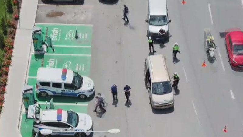 Kurban Bayramı'nda Küçükçekmece'de dron destekli denetimKüçükçekmece'de Kurban Bayramı tedbirleri kapsamında, polis ekipleri tarafından bayram süresince ilçe genelinde 500 personel ile gerçekleştirilen dron destekli huzur denetimi sürüyor.