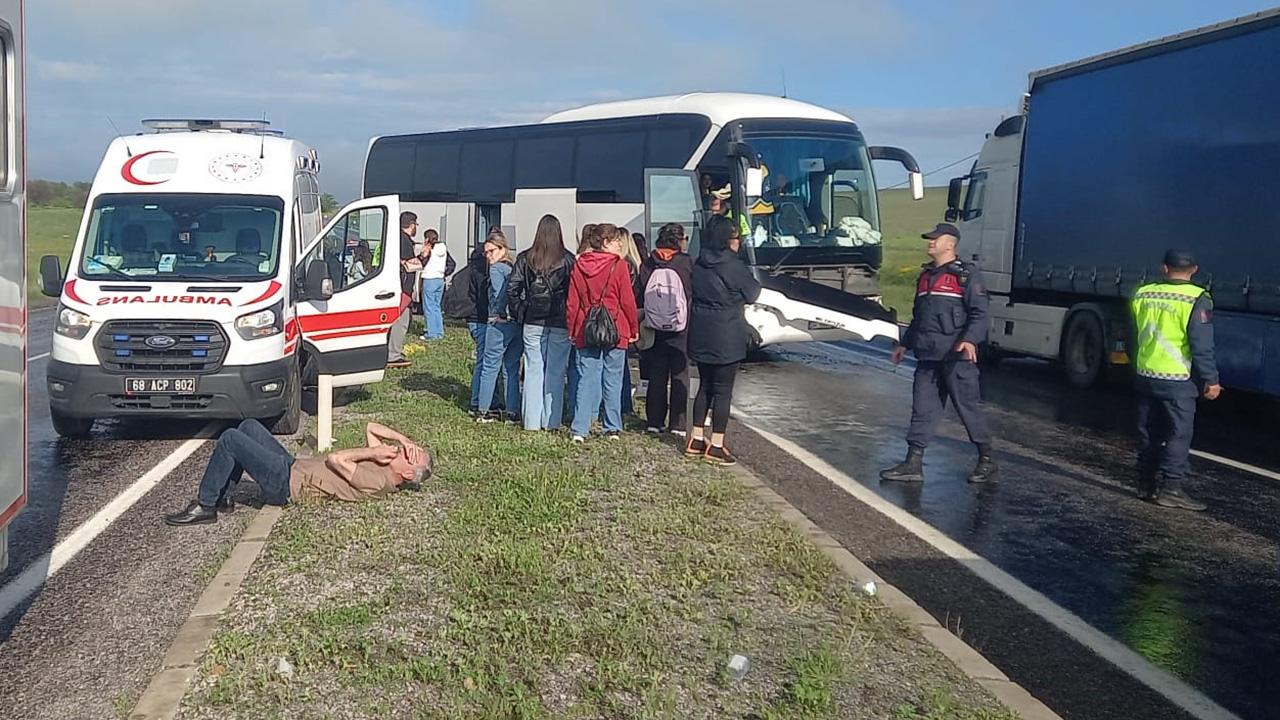 Yağmurda kaygan yolda tur otobüsü savruldu: 16 yaralı