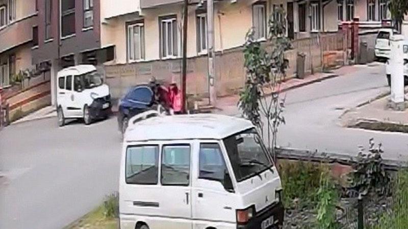 Bursa'da motosiklet ile otomobilin çarpıştığı kaza kameradaBursa'nın İnegöl ilçesinde otomobil ile çarpışan motosikletli kurye yaralandı. Kaza anı bir evin güvenlik kamerasına yansıdı.