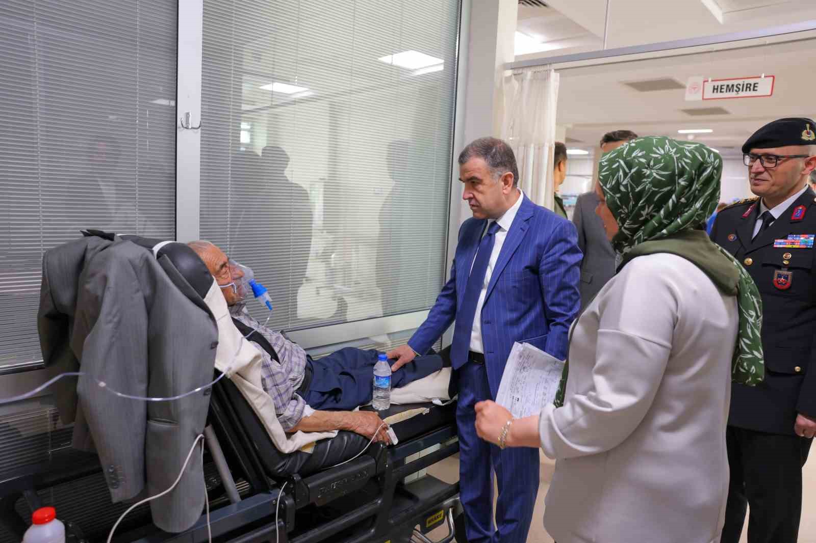 Bayburt’ta sağlık çalışanları ve hastalarla bayramlaşıldı