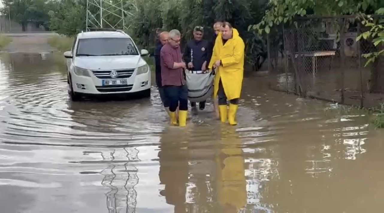 Osmaniye’de selde mahsur kalan kadın kurtarıldı