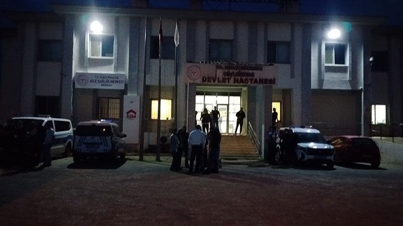 Şırnak’ta iki aile arasında taşlı, sopalı ve silahlı arazi kavgası: 7 yaralı, 11 gözaltıŞırnak’ın Güçlükonak ilçesinde iki aile arasında arazi anlaşmazlığı yüzünden çıkan taşlı, sopalı ve silahlı kavgada 7 kişi yaralandı, 11 kişi gözaltına alındı.