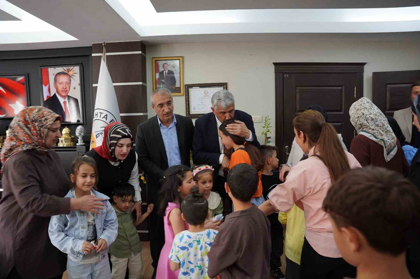 Kahta Belediyesi’nde bayramlaşma programı yoğun katılımla gerçekleştirildi