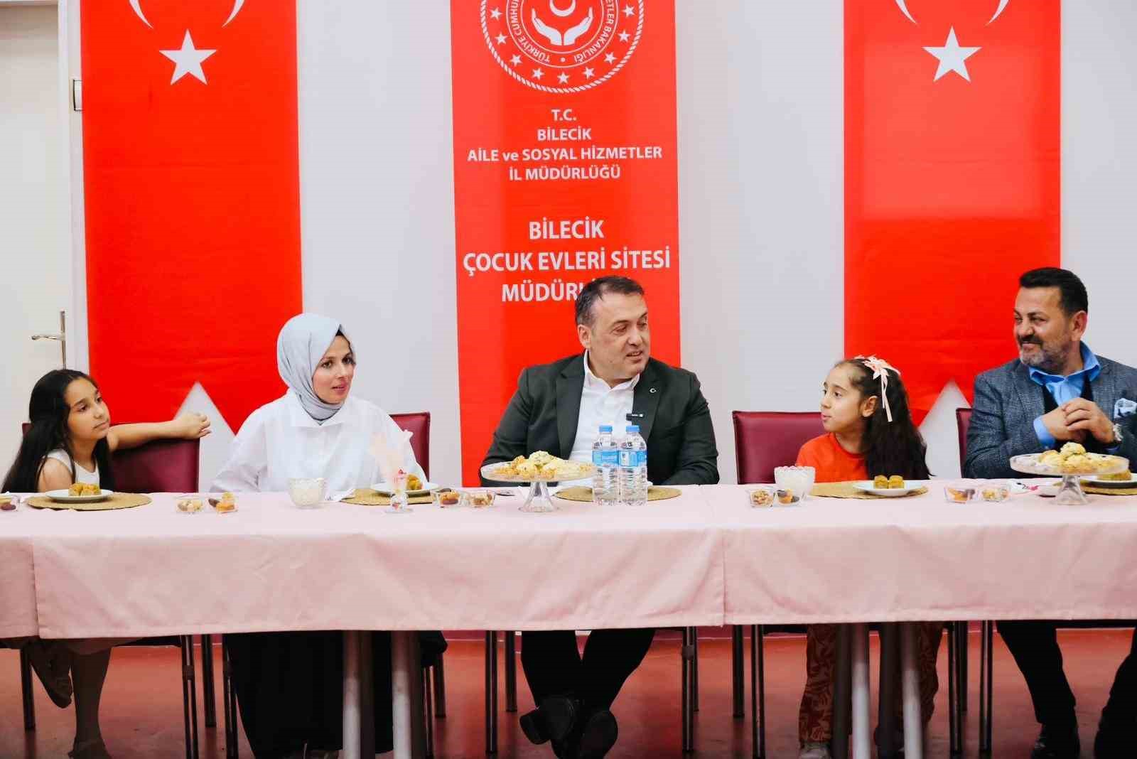 Vali Sözer ve eşi Zeynep Sözer bayramda çocuklar ve hastalarla bir araya geldi