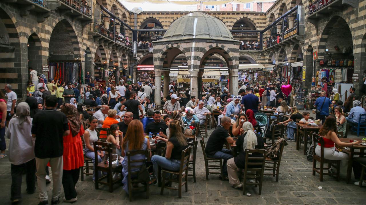 Diyarbakır ve Mardin'de bayram tatili yoğunluğu