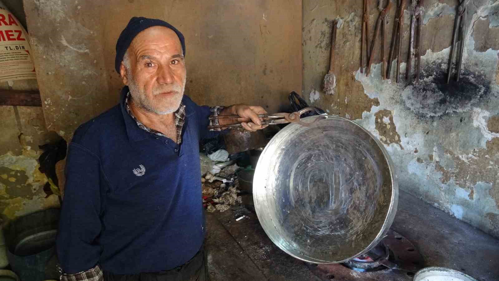Meslekte 55 yılı geride bıraktı: Şimdi yetiştirecek çırak bulamıyor
