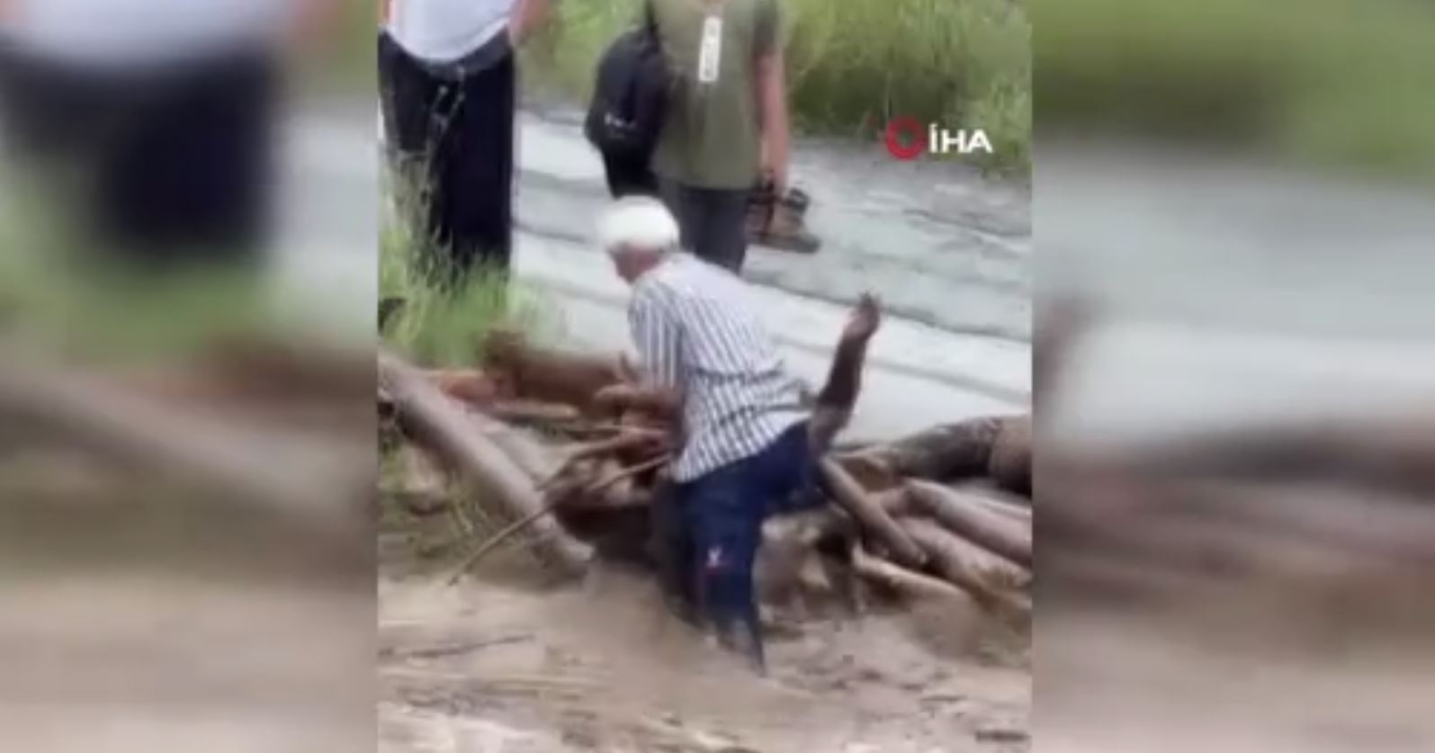 Odun uğruna canını hiçe sayarak dereye giren vatandaşın o anları kamerada