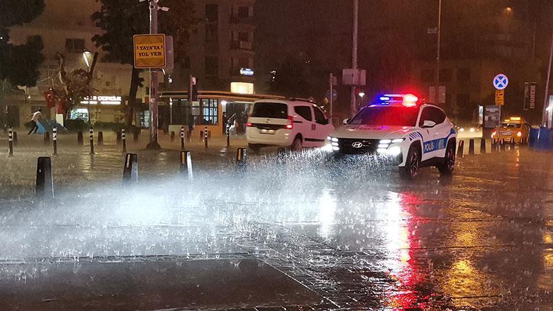 İzmir’de kısa süreli sağanak yağış etkili olduİzmir’de yaklaşık 20 dakika süren sağanak yağış, günlük yaşamı olumsuz etkiledi.