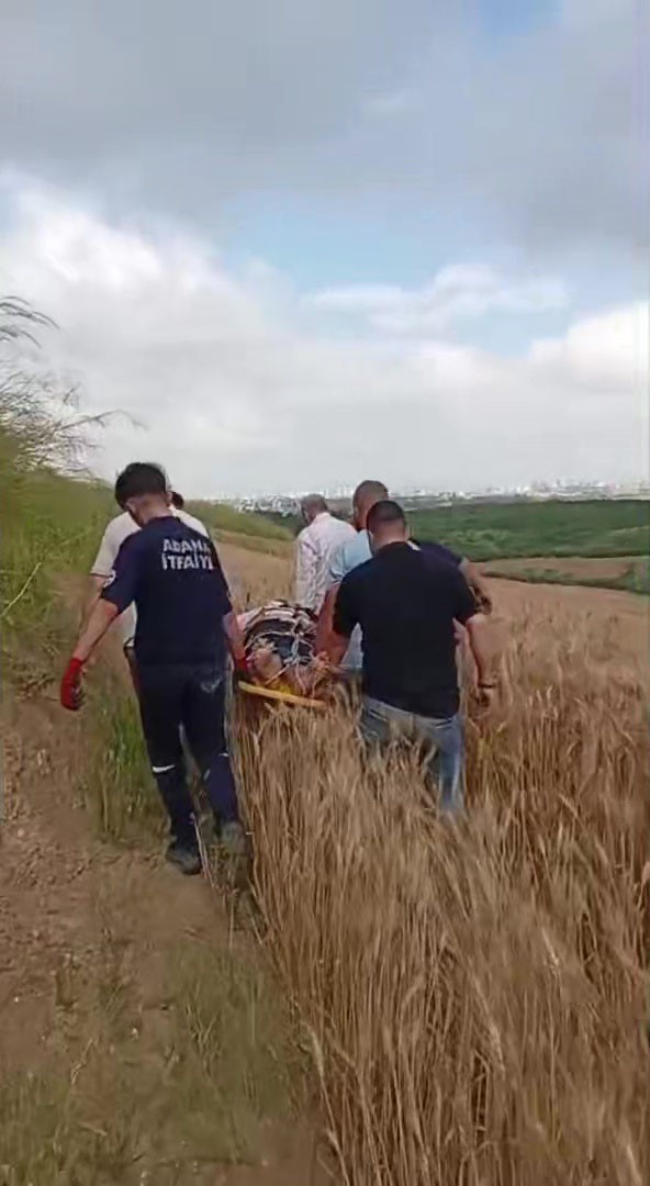 Adana’da otomobil tarlaya uçtu: 1 ölü, 1 yaralı