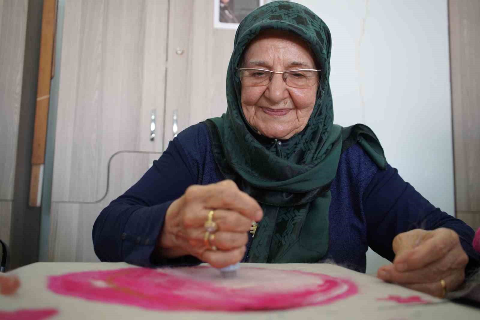 Yaşlı kadın gençlik hayalini gerçekleştiriyor