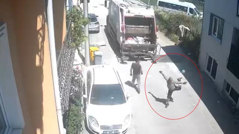 Temizlik görevlilerinin buldukları topla futbol oynadığı anlar kamerada