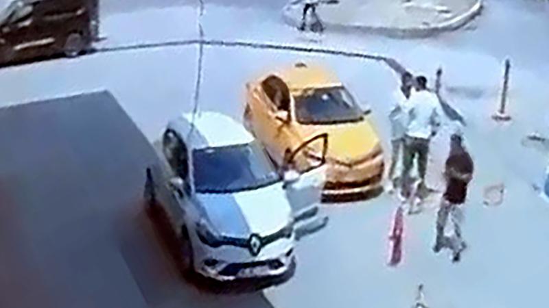 Trafikte tartıştığı taksiciyi takip edip, bıçakladı; olay kamerada
