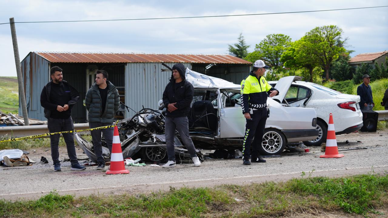 Kırıkkale'de iki otomobil çarpıştı: 3 ölü, 6 yaralı