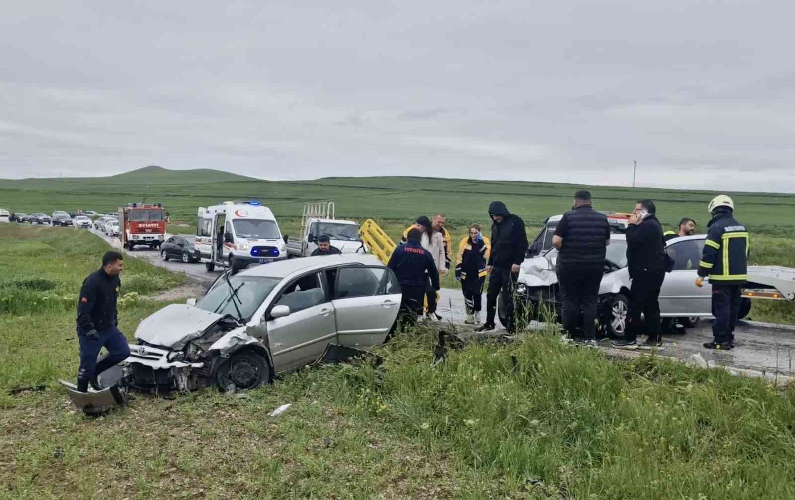 Çorum’da iki otomobil çarpıştı: 6 yaralı