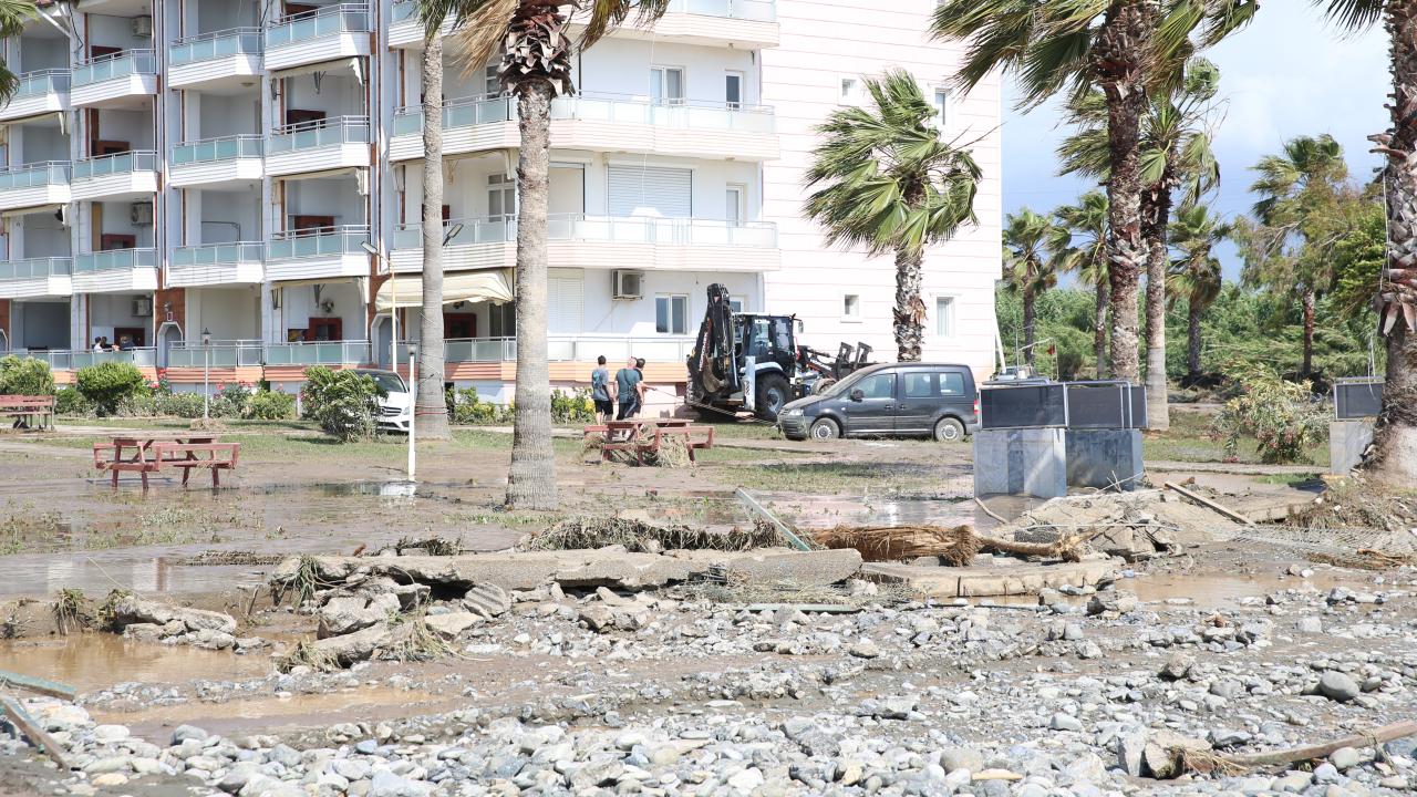 Hatay'da sağanak: Cadde ve sokaklar göle döndü