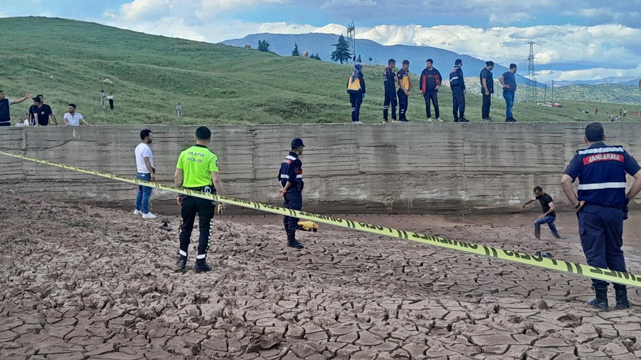 Serinlemek için gölete giren 2 çocuk boğuldu