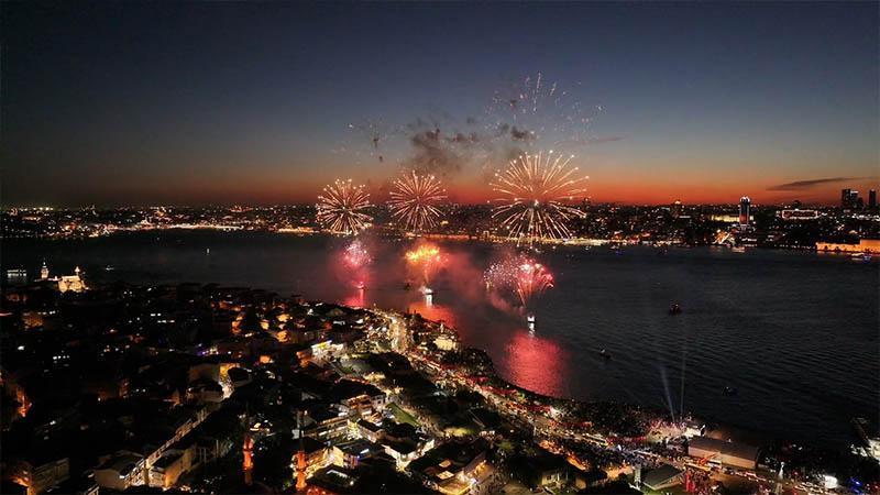 İstanbul Boğazı’ndaki havai fişek gösterisi havadan görüntülendi